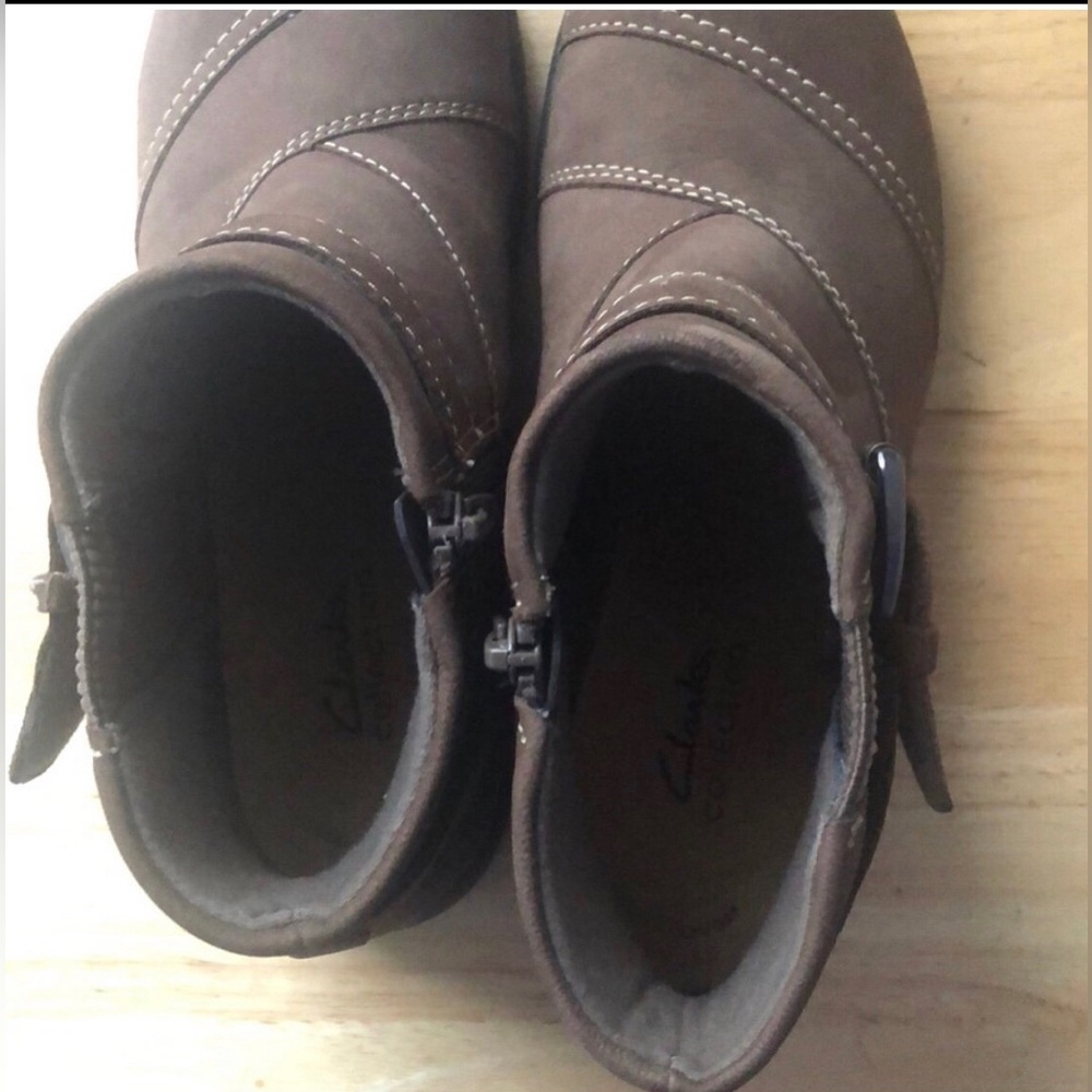 NWOT Clarks Collection Carleigh Dalia Ankle
Boots Taupe Nubuck Leather 8.5 or 8 - Picture 6 of 7